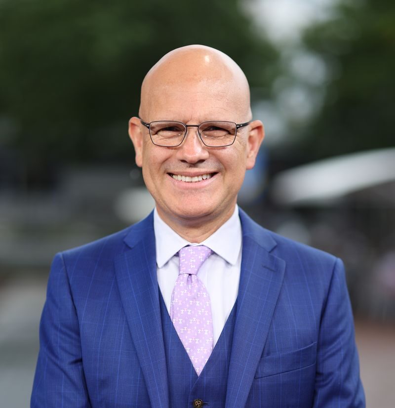 Eduardo Varela joined ESPN in 1994 and is a Spanish-language announcer for ESPN International and ESPN Deportes, covering the NFL, college football, and tennis. A versatile commentator, Varela has called major events including the Super Bowl, National College Championship games, and, notably, became the first Spanish-speaking announcer to call an NFL game for U.S. television in 2001.