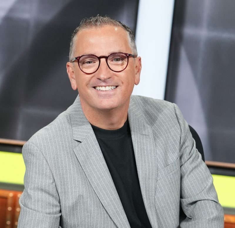 Hernan Pereyra is a distinguished soccer commentator for ESPN Deportes, contributing to a variety of shows including Futbol Picante, La Peña de LALIGA, and Ahora o Nunca. In addition, he contributes extensively to ESPN Deportes’ digital platforms.