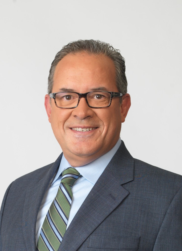 With over 20 years of experience as a sports commentator, Luis Alfredo Alvarez serves as Spanish-language play-by-play commentator for ESPN Deportes and ESPN in Latin America. 