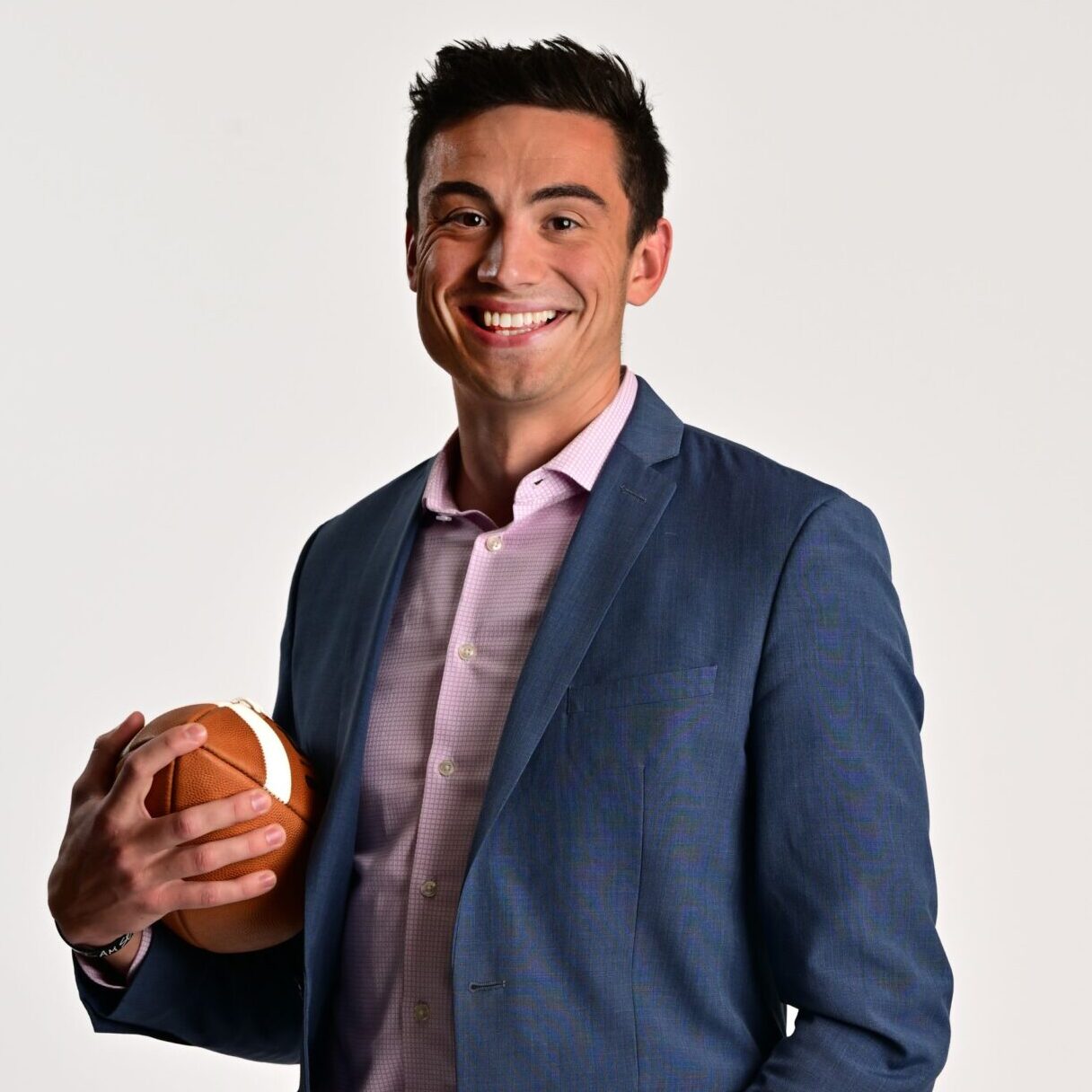 Drew Carter is a play-by-play commentator and studio host for ESPN. A versatile and talented broadcaster, Carter calls a variety of sports for ESPN, including college football, college basketball, men’s and women’s collegiate lacrosse, softball and the PLL.