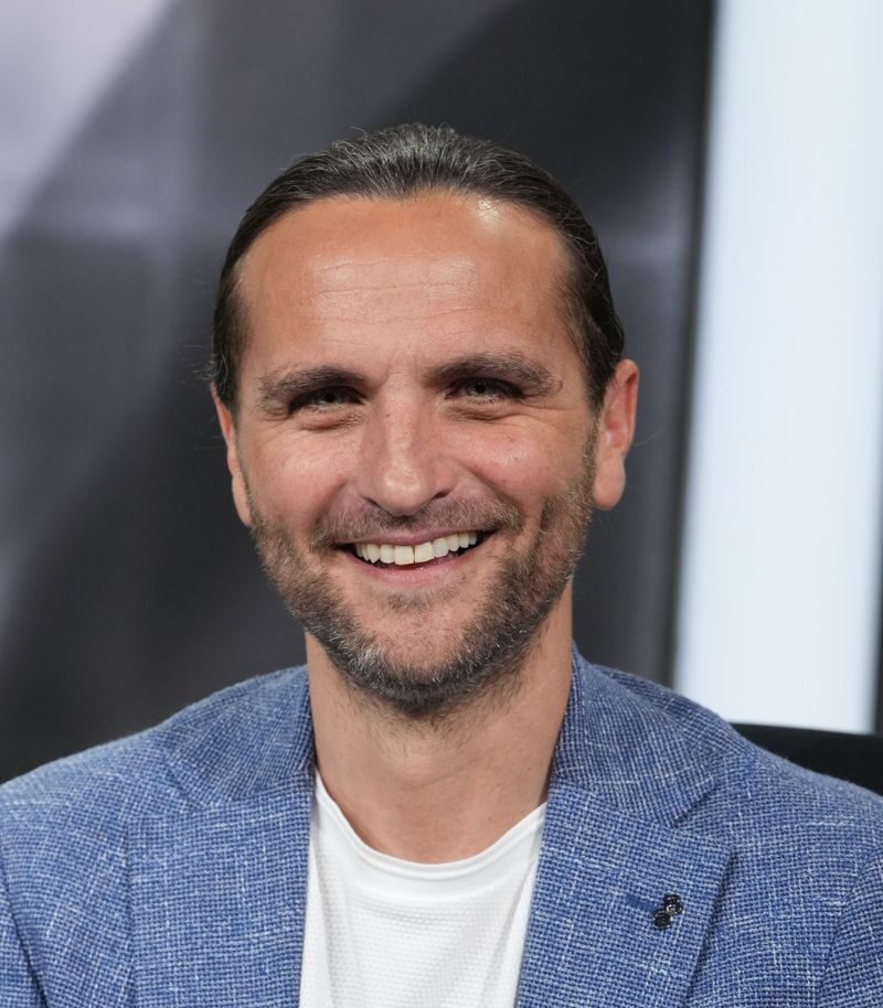 Àlex Pareja serves as a commentator for ESPN Deportes’ European soccer programming, regularly contributing to flagship shows such as Fútbol Picante, La Peña de LaLiga, Fuera de Juego and Ahora o Nunca. In addition to his on-air roles, Pareja creates digital content for ESPN Deportes’ platforms.