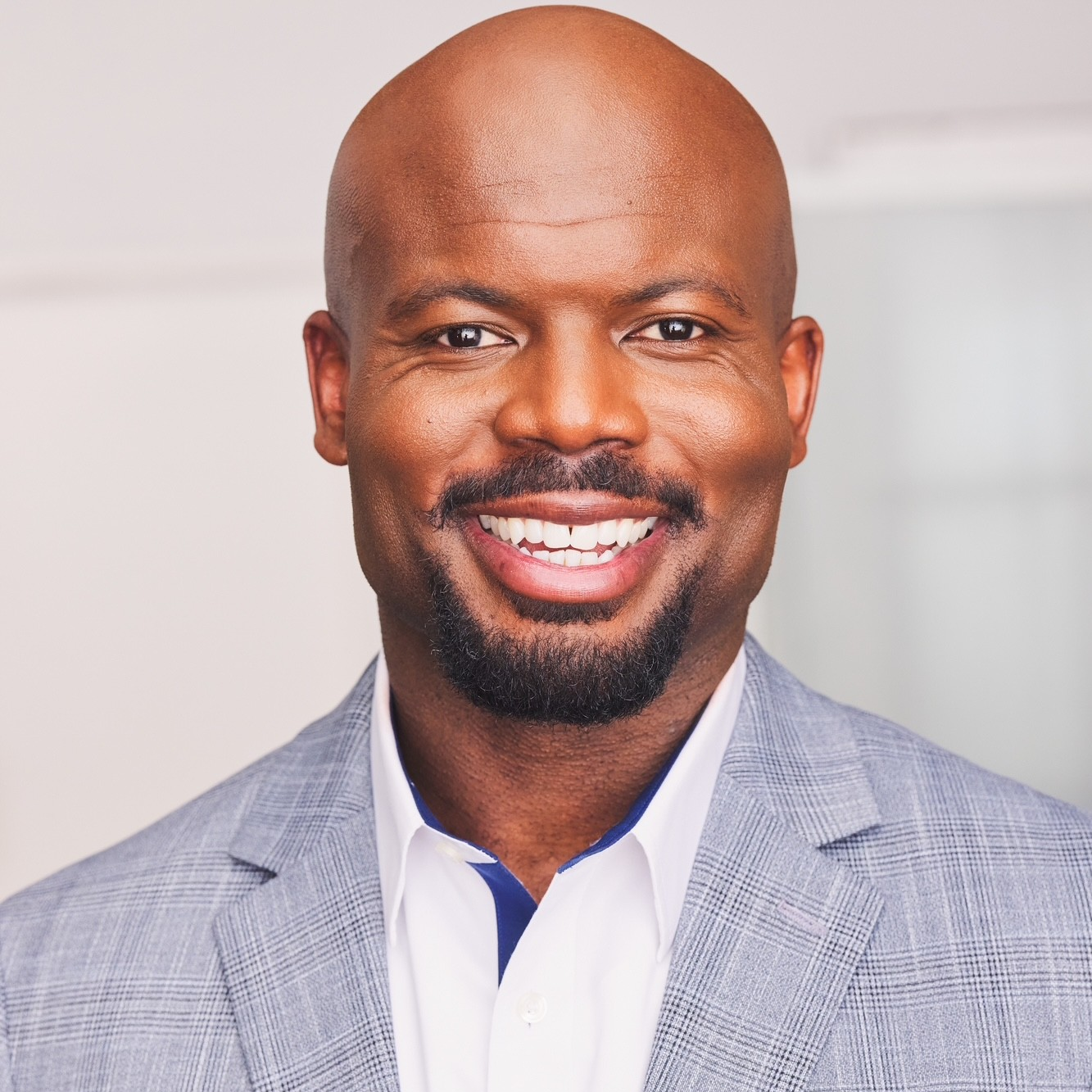 Darius Walker joined ESPN as a college football analyst in August 2025. A former NFL running back and standout at Notre Dame, Walker ranks fourth all-time in career rushing yards for the Fighting Irish and broke Herschel Walker’s high school rushing record in Georgia.
